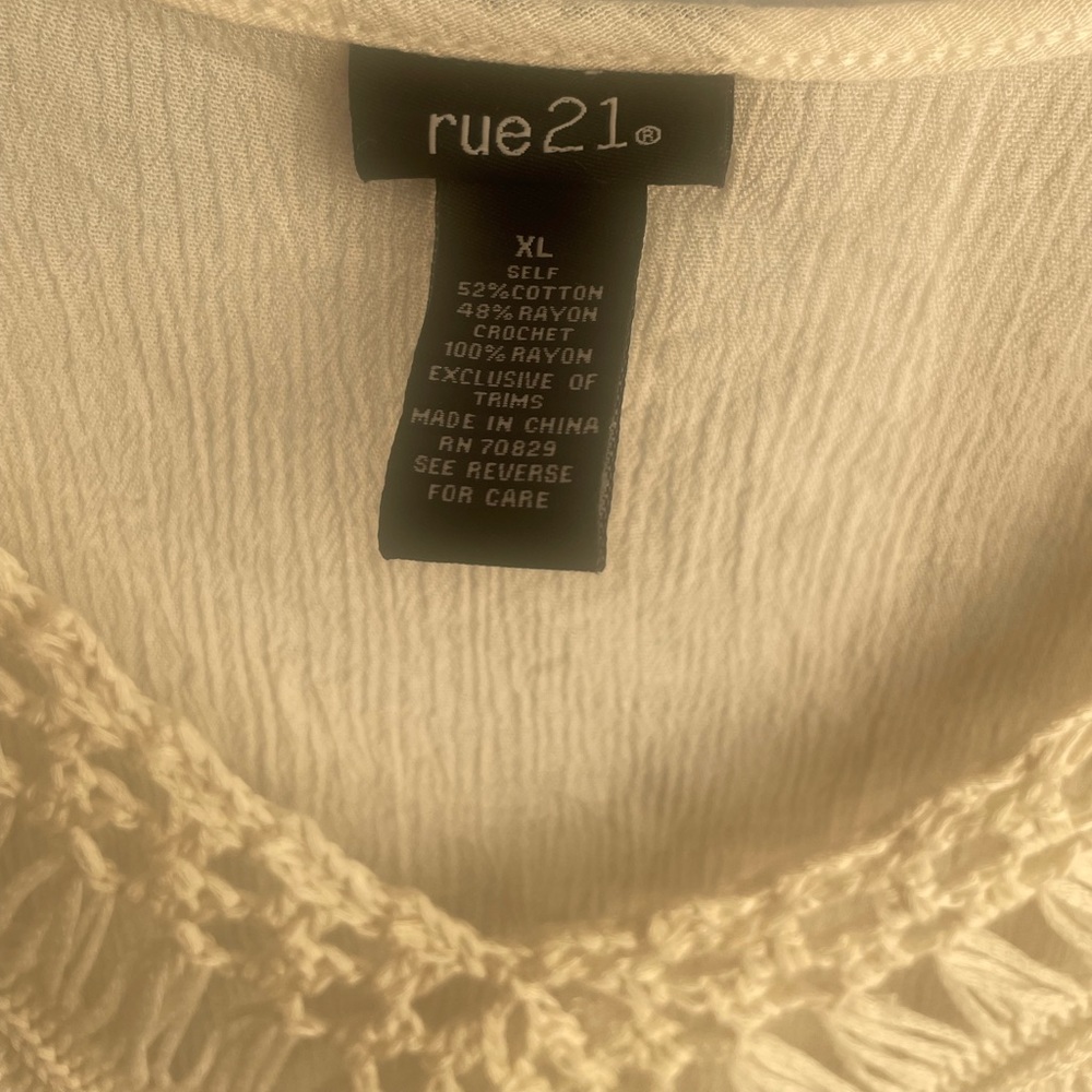 Cream colored sleeveless knitted effects shirt. No stretch loose fitting
